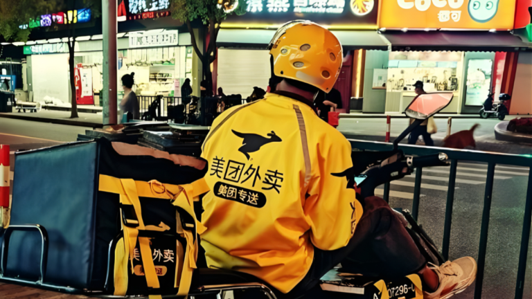 美团2025财报深潜：800亿外卖大战熄火后，王兴如何用即时零售与AI重构护城河？